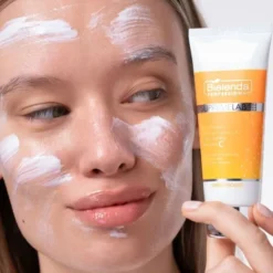Bielenda Professional SupremeLAB Energy Boost, maseczka rozjaśniająco-odżywiająca z ultrastabilną witaminą C, 70 ml