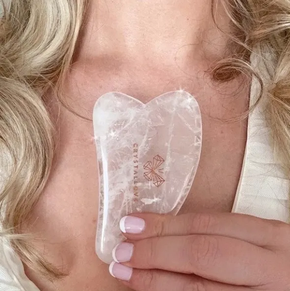 Crystallove, płytka do masażu twarzy gua sha z kryształem górskim, 1 szt.