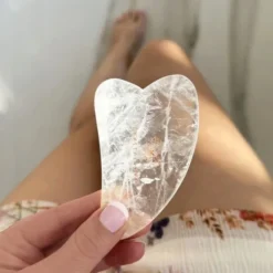 Crystallove, płytka do masażu twarzy gua sha z kryształem górskim, 1 szt.