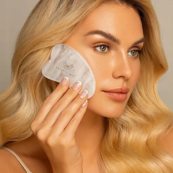 Crystallove, płytka do masażu twarzy gua sha z kryształem górskim, 1 szt.