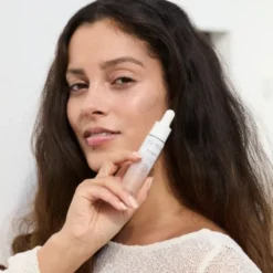 Gosh Dewy Foundation Drops, rozświetlający podkład w kroplach SPF 15, 002 Porcelain, 12 ml