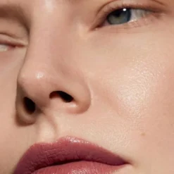Madara Satin Shine Lipstick, pomadka do ust w sztyfcie, Charisma 503, 3,8 g