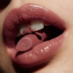 Madara Satin Shine Lipstick, pomadka do ust w sztyfcie, Charisma 503, 3,8 g
