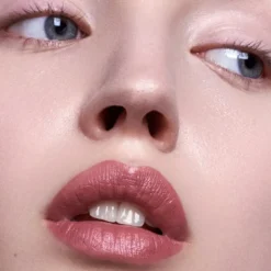 Madara Velvet Matte Cream Lipstick, matowa pomadka o satynowym wykończeniu, Cool Nude, 3,8 g