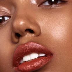 Madara Velvet Matte Cream Lipstick, matowa pomadka o satynowym wykończeniu, Magma, 3,8 g