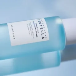 Skin1004 Hyalu-Cica Brightening Toner, łagodnie złuszczający tonik nawilżający, 210 ml