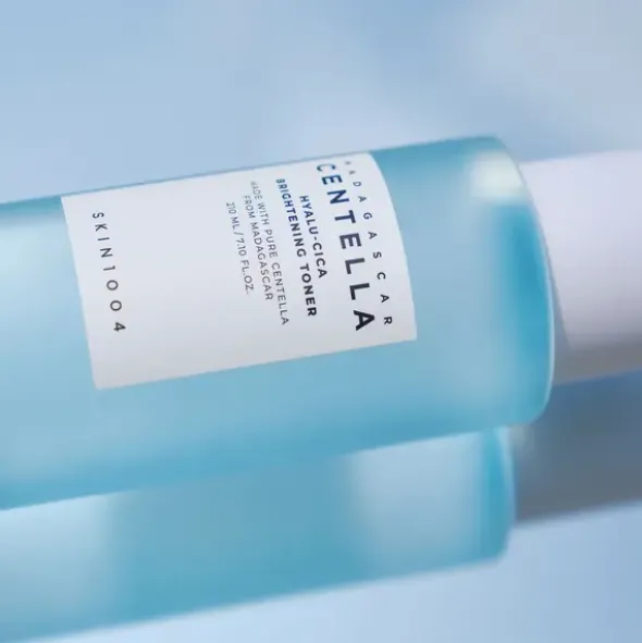 Skin1004 Hyalu-Cica Brightening Toner, łagodnie złuszczający tonik nawilżający, 210 ml