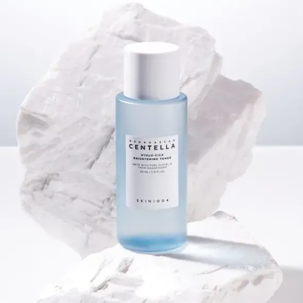 Skin1004 Hyalu-Cica Brightening Toner, łagodnie złuszczający tonik nawilżający, 210 ml