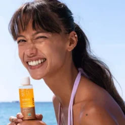 SVR Sun Secure Glow, dwufazowa woda przeciwsłoneczna z brokatem SPF50+, 100 ml