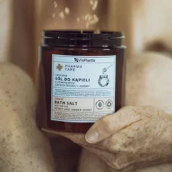 Vis Plantis Pharma Care, naturalna sól do kąpieli z czerwoną glinką, zapach miód i ambra, 800 g