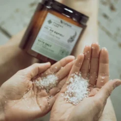 Vis Plantis Pharma Care, naturalna sól do kąpieli z białą glinką, zapach frezji, 800 g